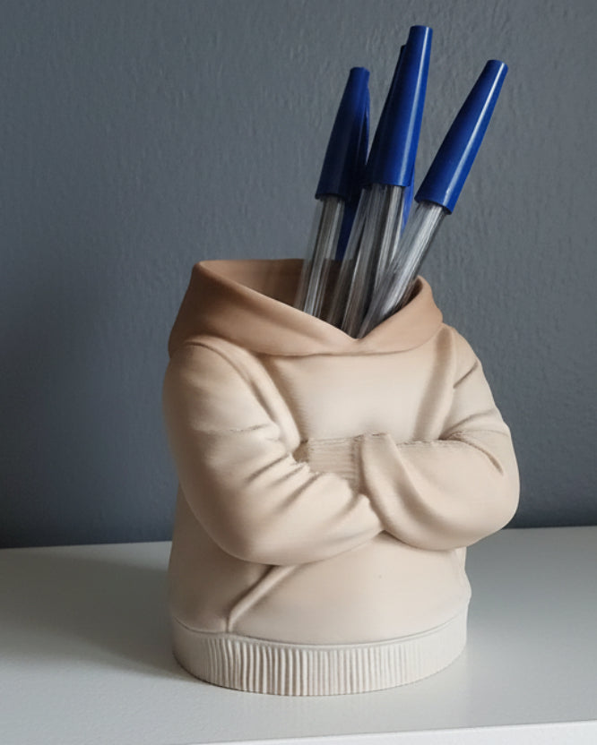 Hoddie med arme over kors blyantholder